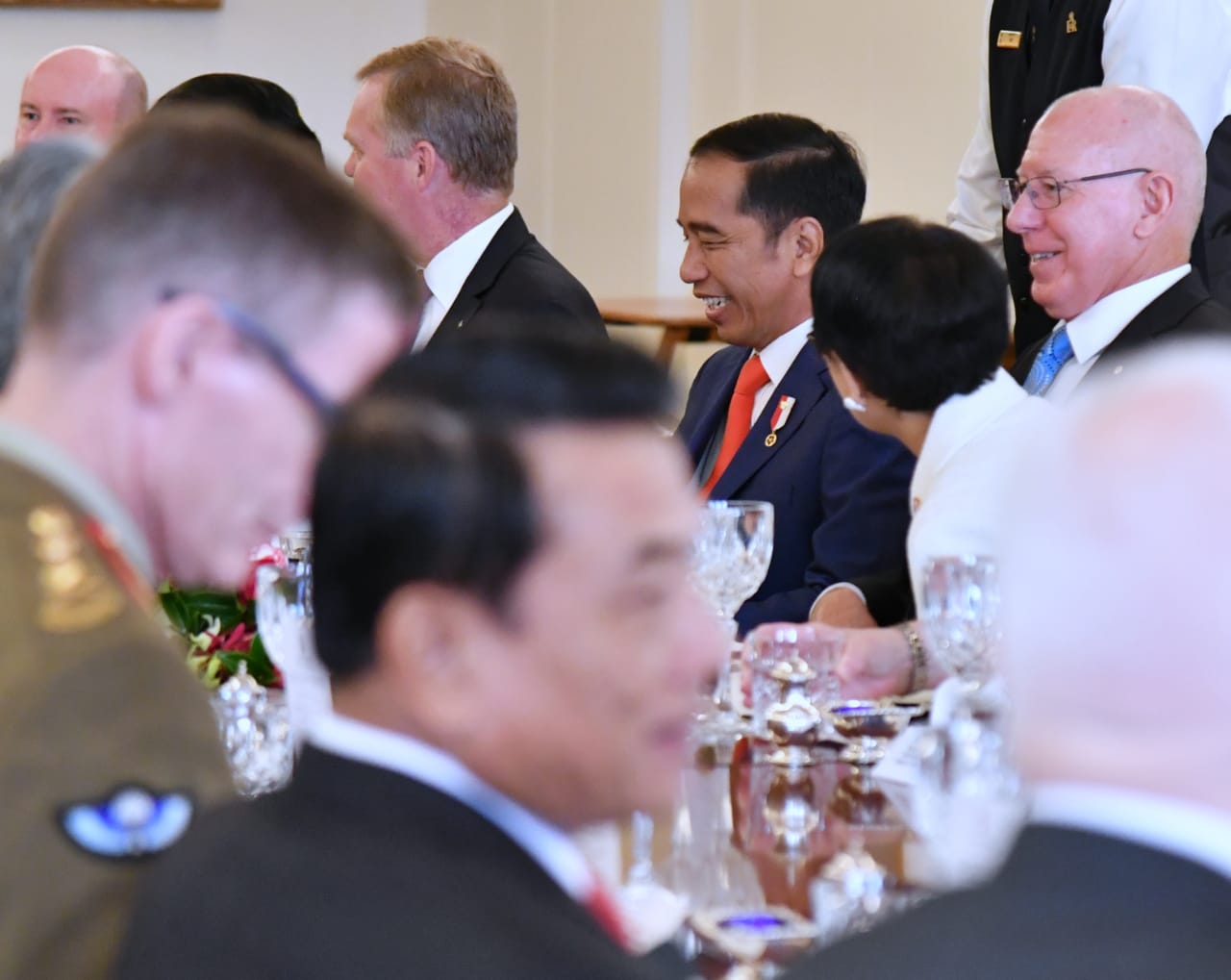 Presiden Jokowi saat menghadiri jamuan makan siang kenegaraan oleh Gubernur Jenderal Australia David Hurley di Government House, Canberra.