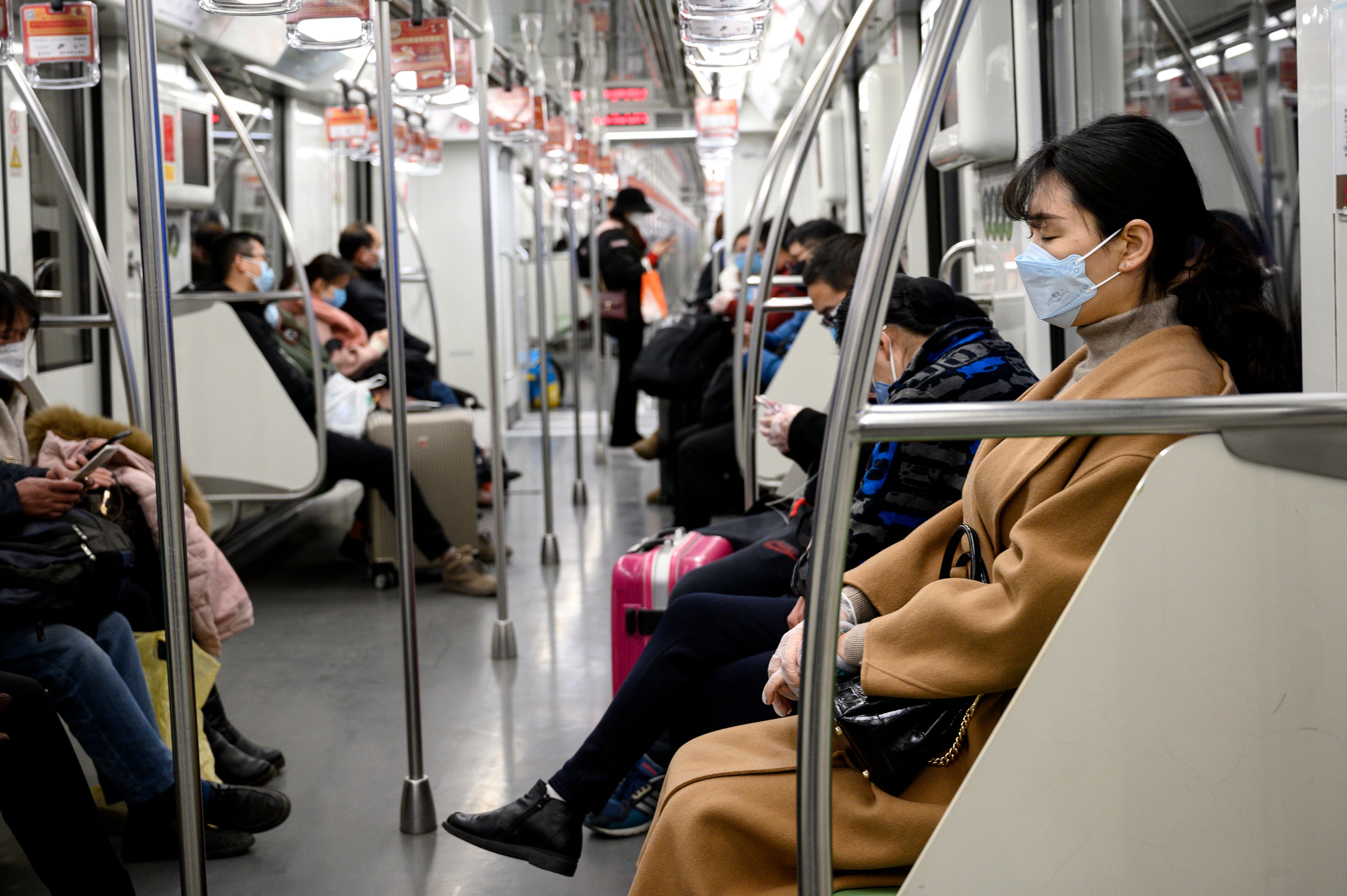 Warga mengenakan masker saat menumpang kereta di Shanghai, Tiongkok