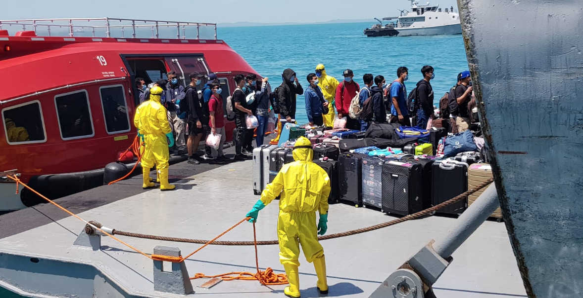  Sebagian dari 188 WNI kru kapal World Dream memasuki KRI dr Soeharso di Selat Durian, Kepulauan Riau, Rabu (26/2).