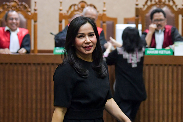 Penyanyi Iis Sugianto