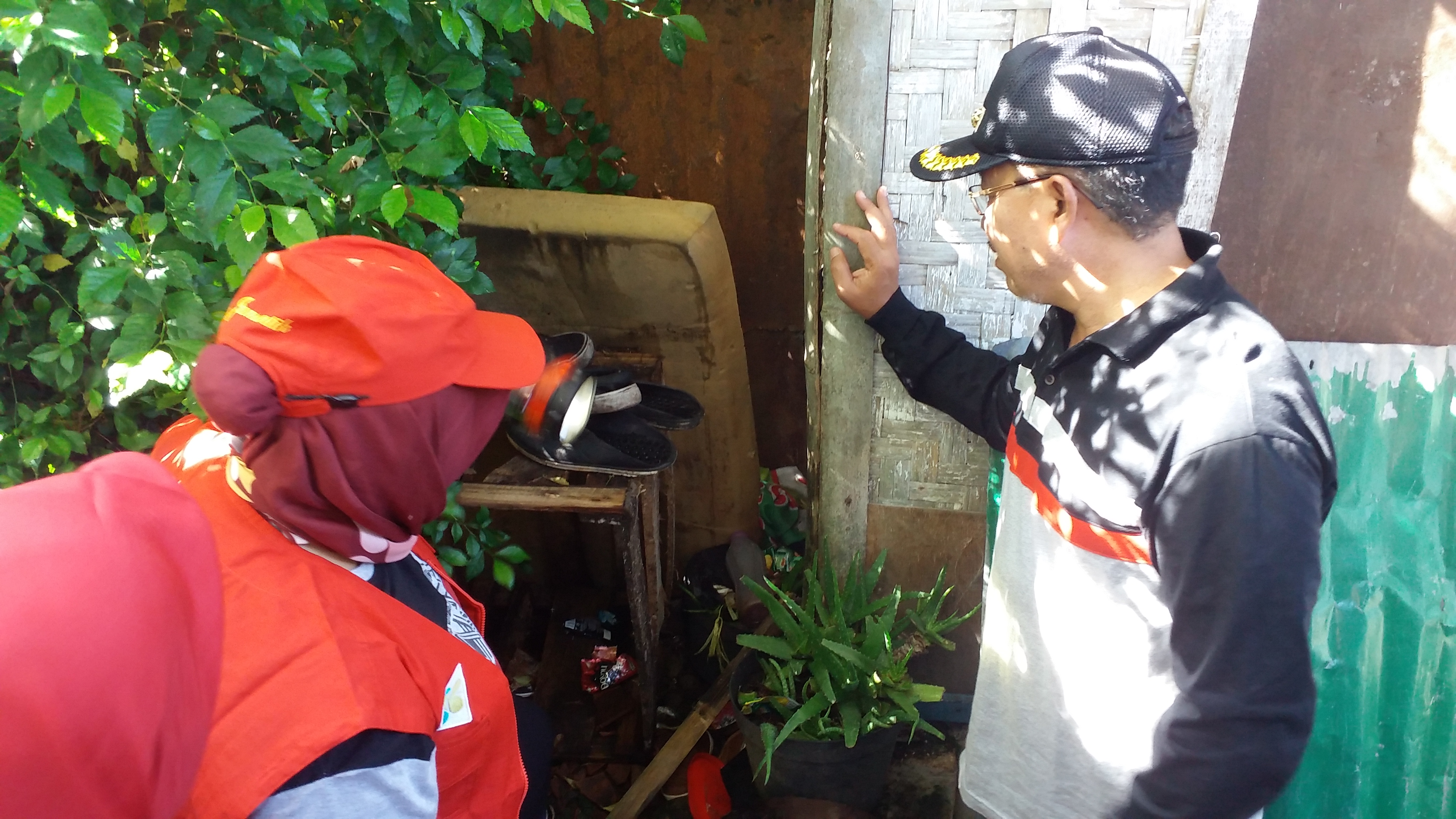  Plt Bupati Cianjur, Jawa Barat, Herman Suherman memantau lokasi sumber nyamuk  Aedes Aegipty di permukiman warga Jalan Prof Moch Yamin.