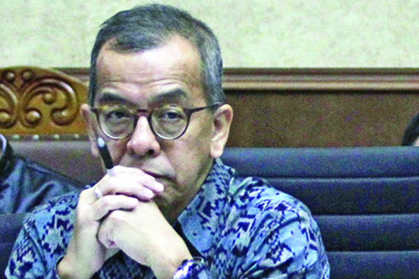 Terdakwa kasus dugaan suap pengadaan pesawat dan mesin pesawat pada Garuda Indonesia, Emirsyah Satar.