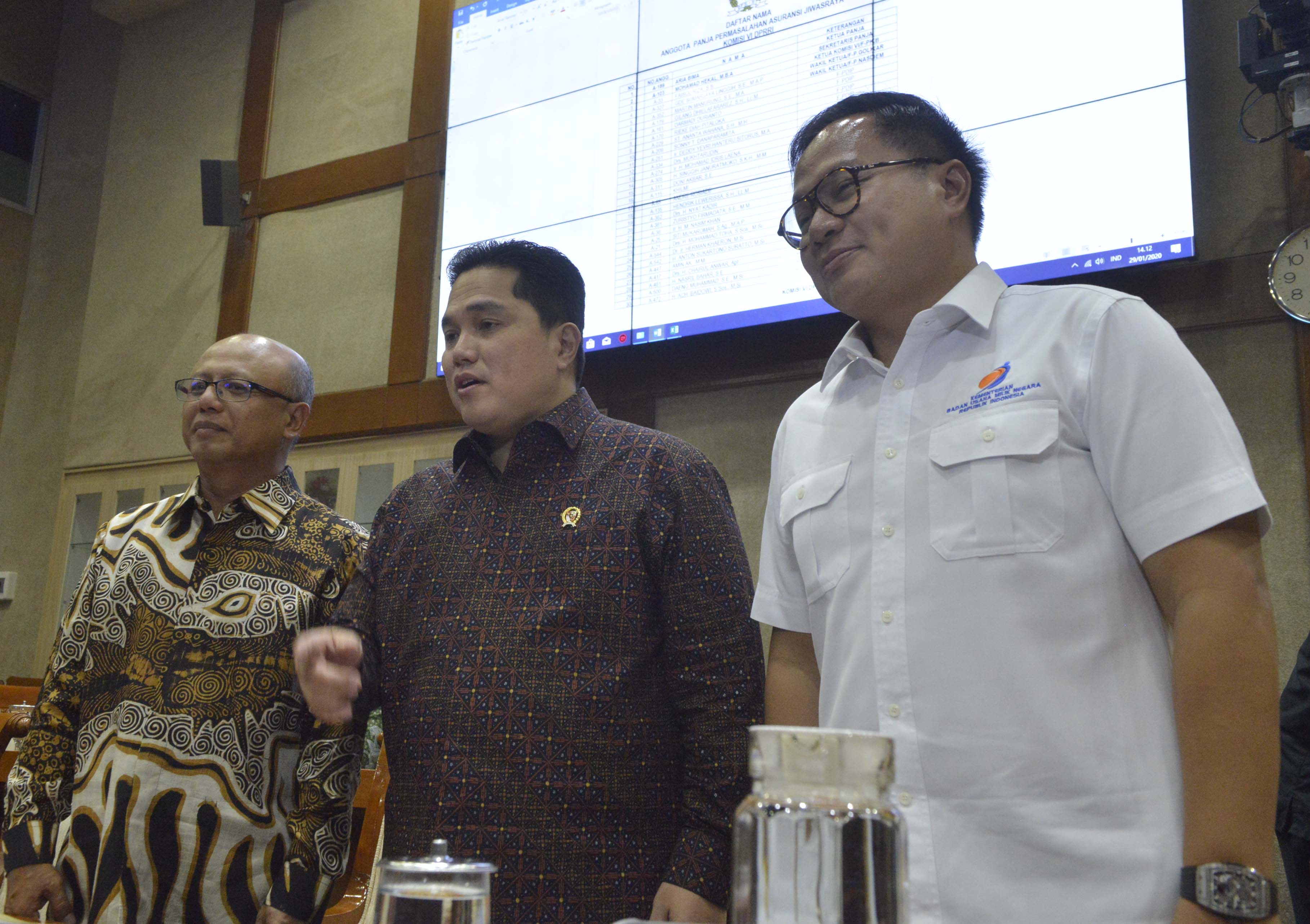 Meneg BUMN Erick Thohir (tengah) bersama Wakil Menteri Kartika Wirjoatmajo (kanan) dan Dirut Jiwasraya Hexana Tri Sasongko (kiri).