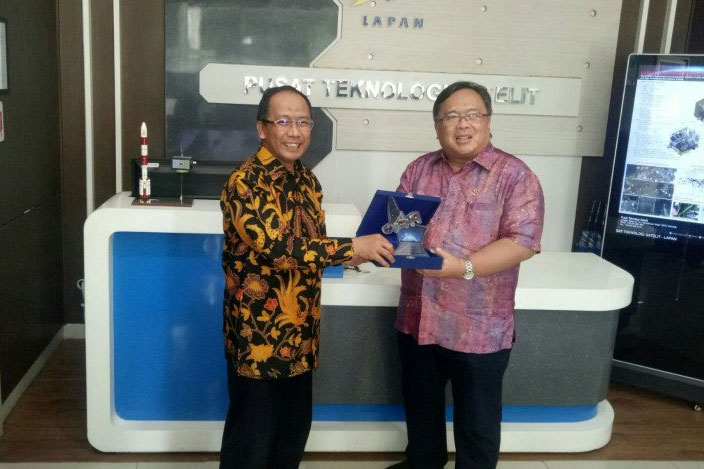  Bambang Permadi Soemantri  Brodjonegoro (kanan) menerima cenderamata dari Kepala Lapan Thomas Djamaluddin (kiri) saat kunjungan ke LAPAN