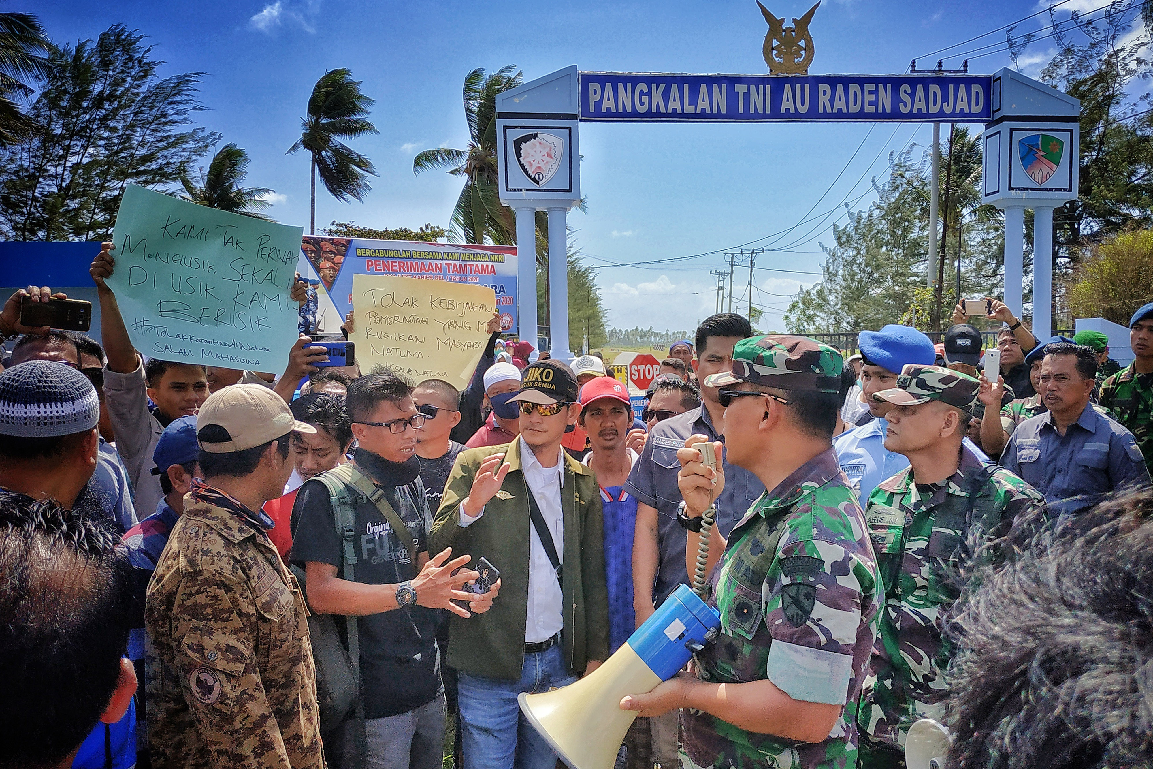 Warga Natuna berunjuk rasa di depan gerbang pangkalan TNI Angkatan Udara Raden Sadjad, Ranai, Natuna, Kepulauan Riau, Sabtu (1/2/2020).