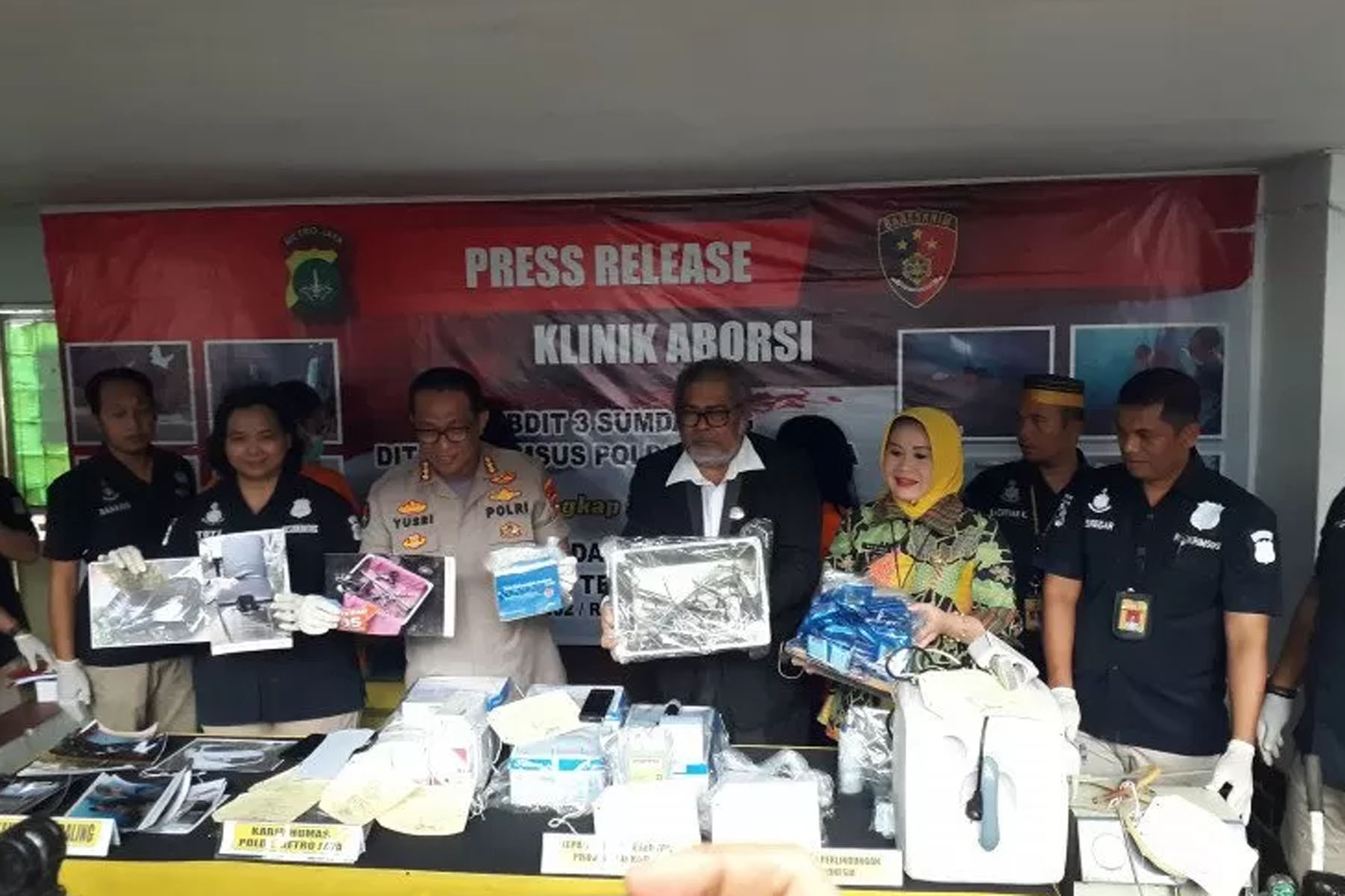 Jajaran Polda Metro Jaya jumpa pers di sebuah klinik aborsi ilegal di Jalan Paseban Raya, Senen, Jakarta Pusat, Jumat (14/2/2020). 