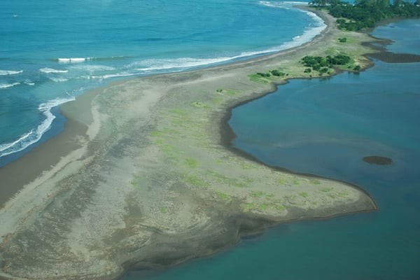 Kondisi salah satu sisi kawasan pantai Pangandaran Ciamis, Jawa Barat, yang mulai pulih setelah diterjang gelombang tsunami Juli 2006 lalu