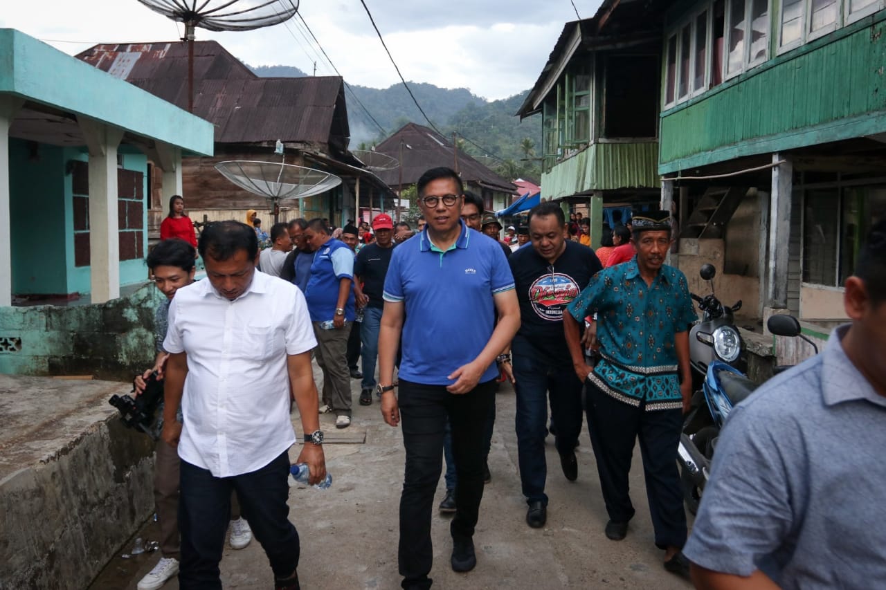 Muladi usai berkunjung ke kampung nelayan di Padang.