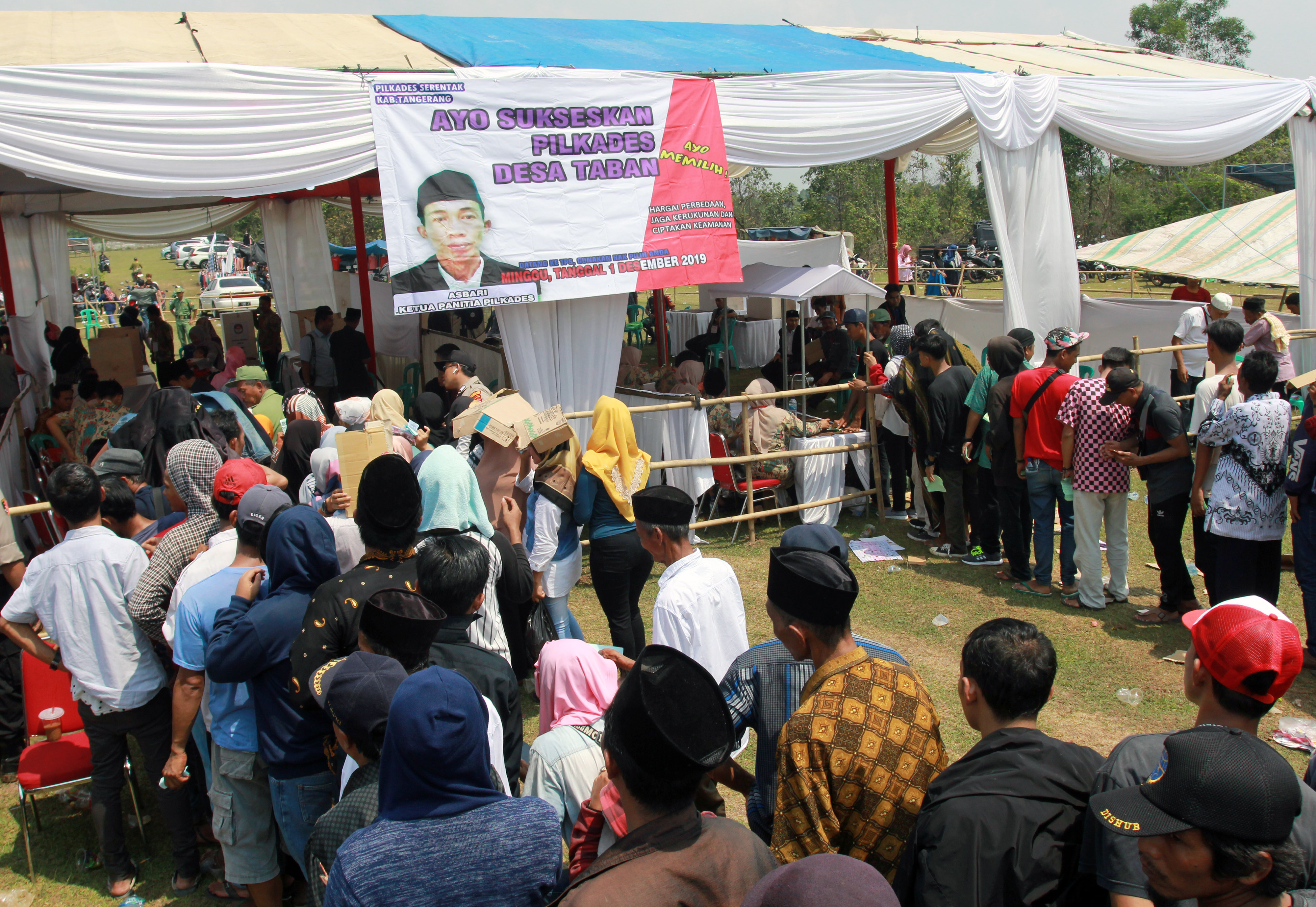 Pencoblosan pilkades di Tangerang, Banten.