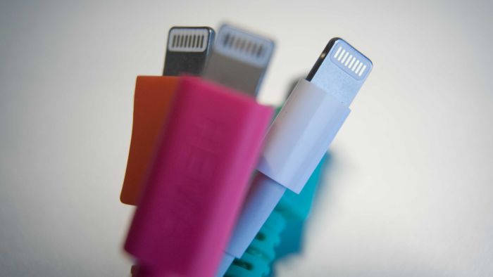 Komisi Eropa tengah mengupayakan peraturan mengenai standar kabel pengisian daya baterai ponsel.