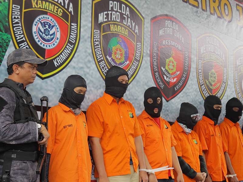 Tersangka pelaku pembobolan rekening Ilham Bintang diperlihatkan di Polda Metro Jaya, Rabu (5/2/2020)