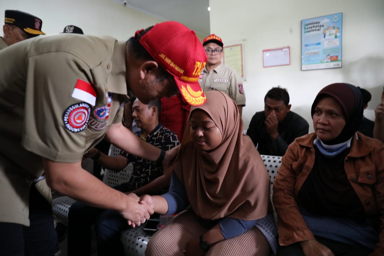 Mensos Juliari P Batubara berusaha menenangkan keluarga korban.