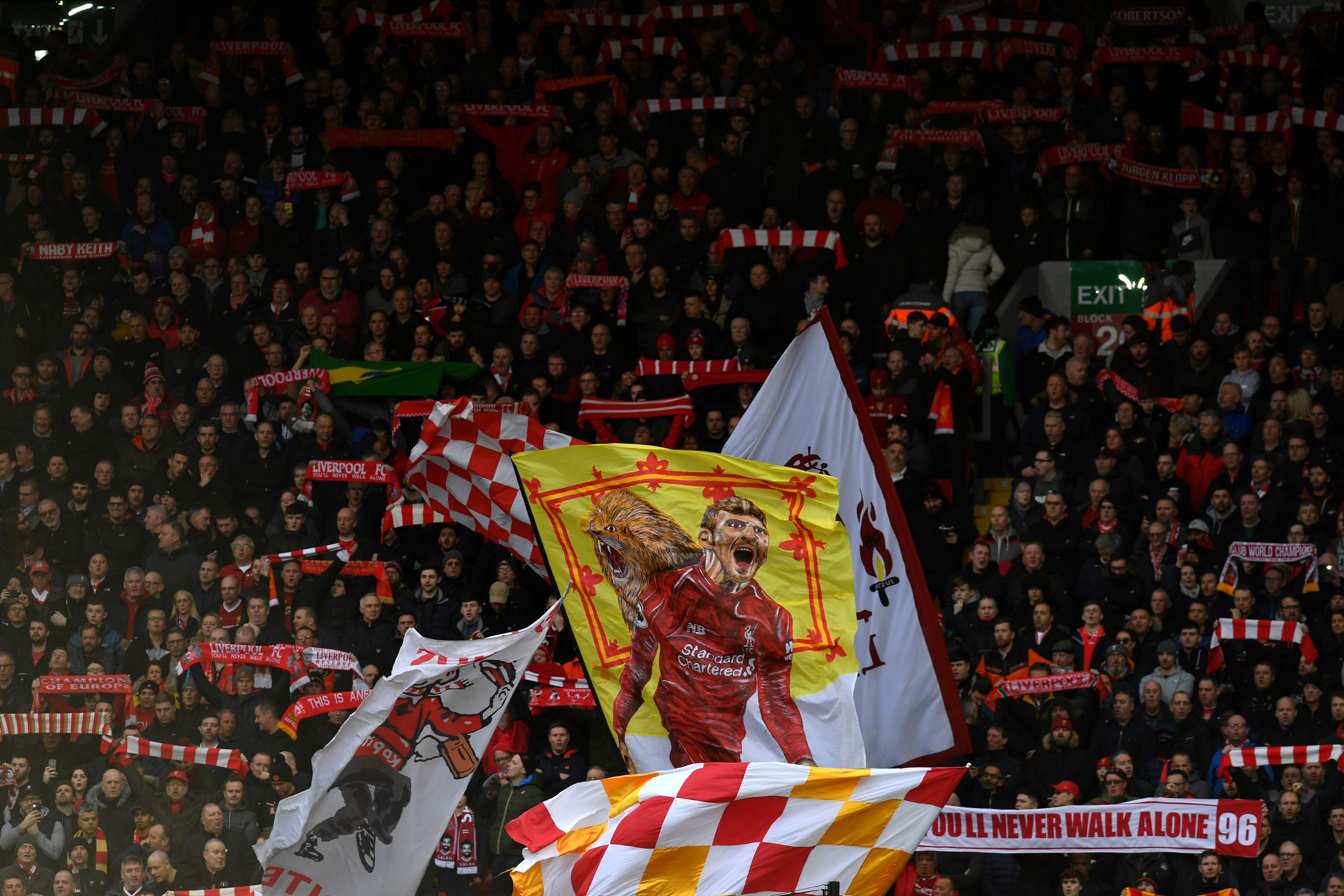 Para pendukung Liverpool memberikan dukungan untuk tim pujaan mereka di Stadion Anfield