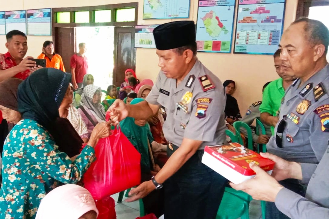 Pembagian paket sembako program kegiatan Jumat Berkah Polres Klaten kepada keluarga miskin.