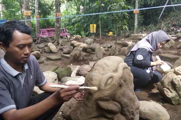 Destinasti objek wisata batu Mahpar di Kampung Tegal Munding, DesaLinggawangi, Kecamatan Leuwisari, Kabupaten Tasikmalaya. 