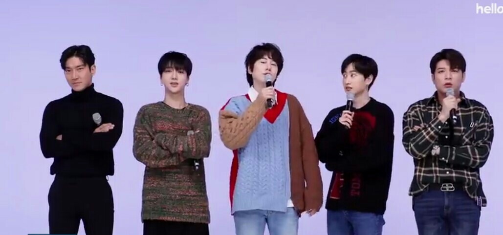 Kelima personel Super Junior saat membawakan lagu Sorry Sorry Sorry dalam bahasa Indonesia. 