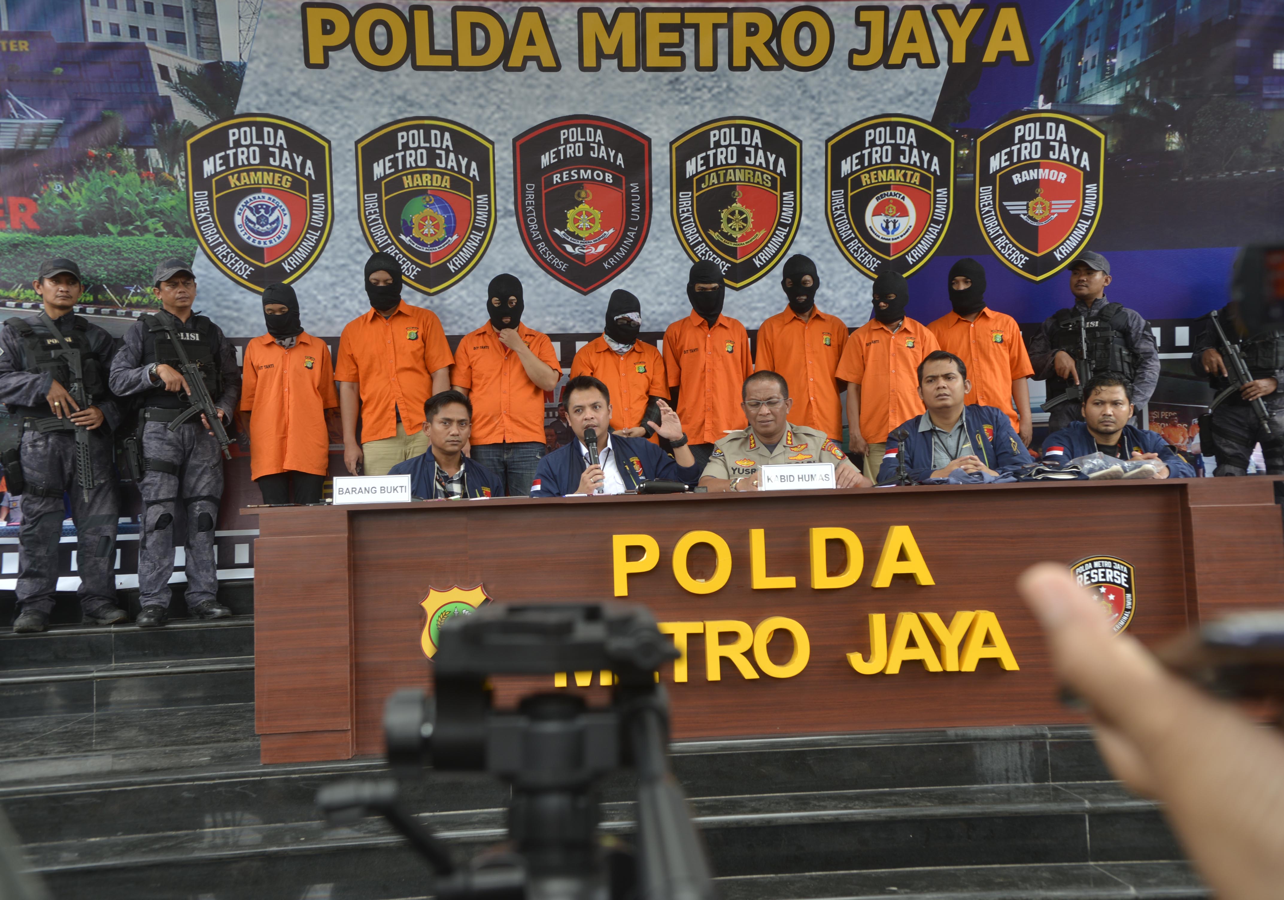 Polisi memamerkan barang bukti dan delapan tersangka kasus pembobolan rekening milik Ilham Bintang.