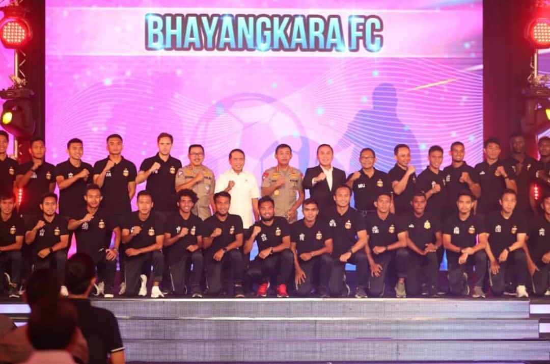 Kapolri bersama klub Bhayangkara FC dalam peluncuran Jersey Bhayangkara FC