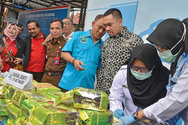 Kepala BNN Komjen Heru Winarko bersama Wakil Ketua Komisi III DPR RI dari Fraksi NasDem Ahmad Sahroni di Kantor BNN, Cawang, Jakarta, kemari