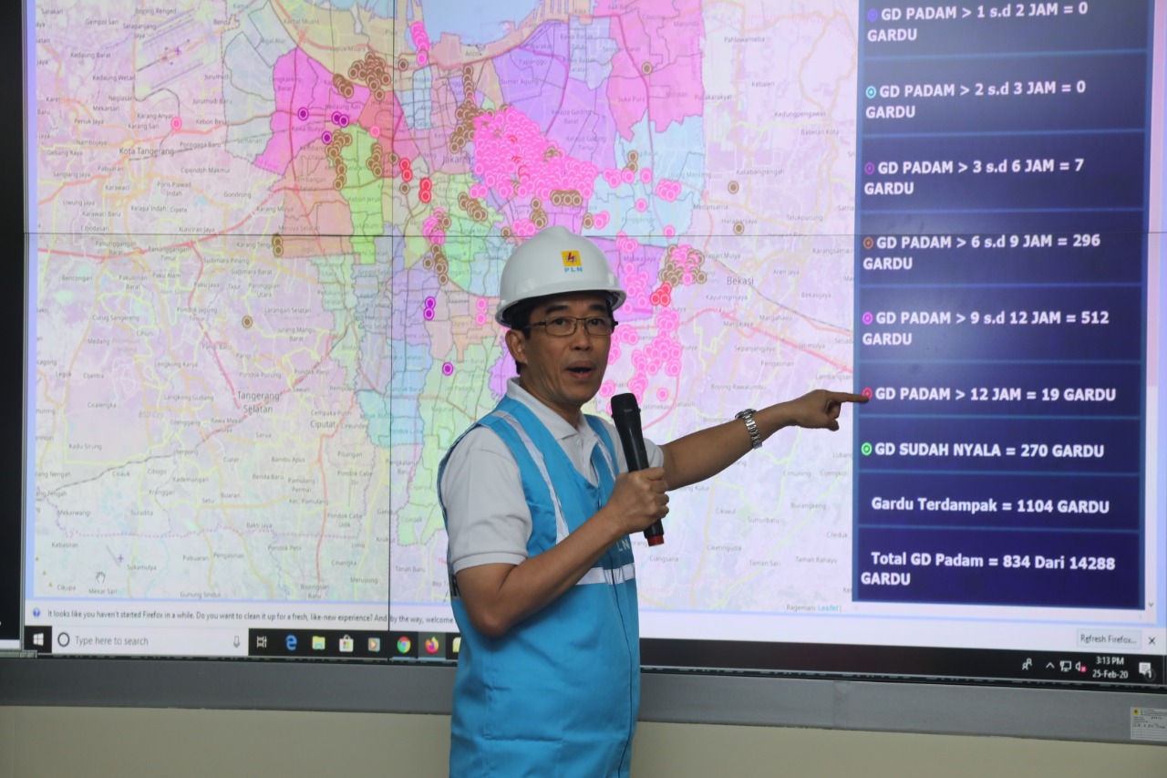 Dirut PLN Zulkifli Zaini menerangkan gardu distribusi PLN yang terdampak banjir. 