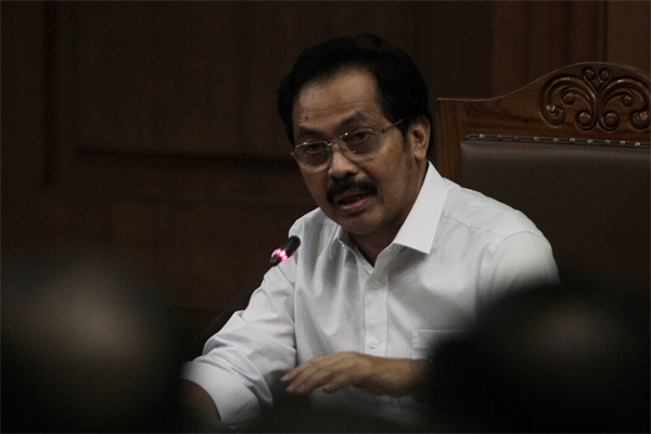 erdakwa Gubernur Kepulauan Riau nonaktif Nurdin Basirun (kiri) mendengarkan keterangan saksi saat sidang lanjutan di Pengadilan Tipikor.