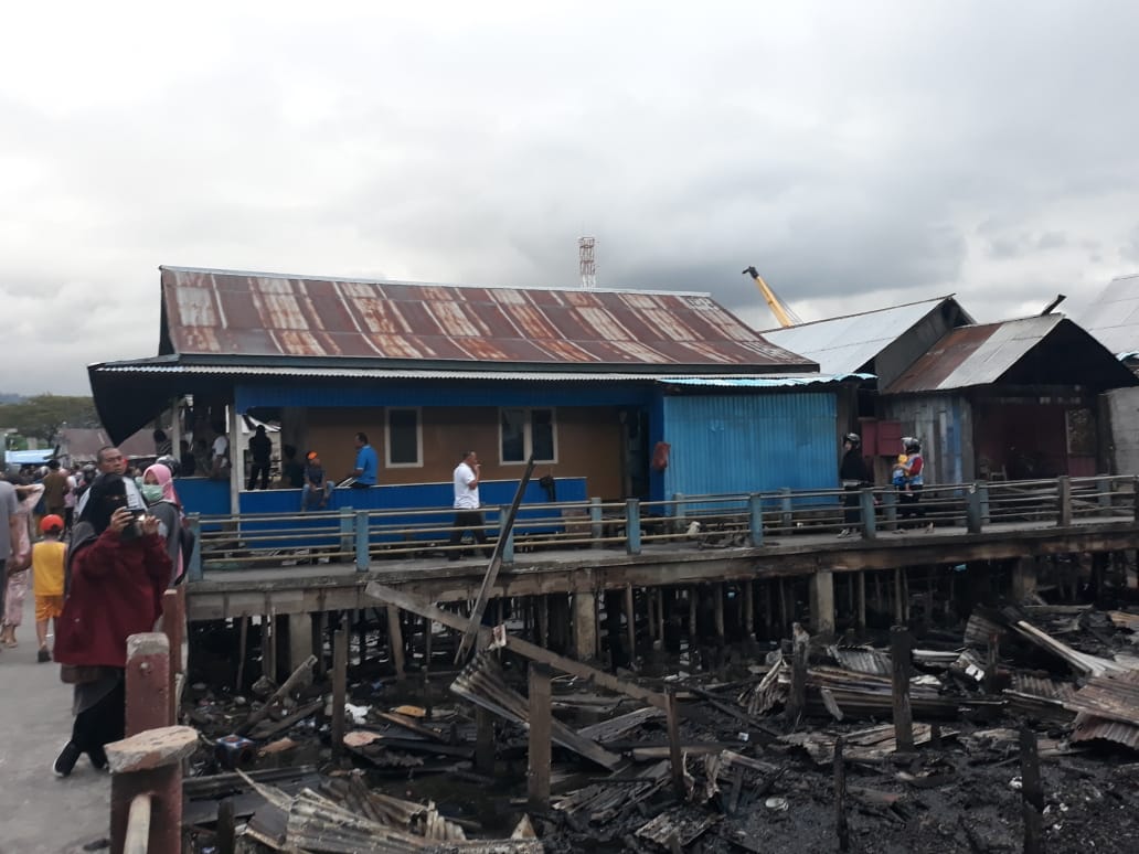 Rumah bercat biru milik Mulyono dan sampingnya milik Adam  di Kelurahan Sidoarjo, Kecamatan Baolan, Kabupaten Tolito selamat dari kebakaran.