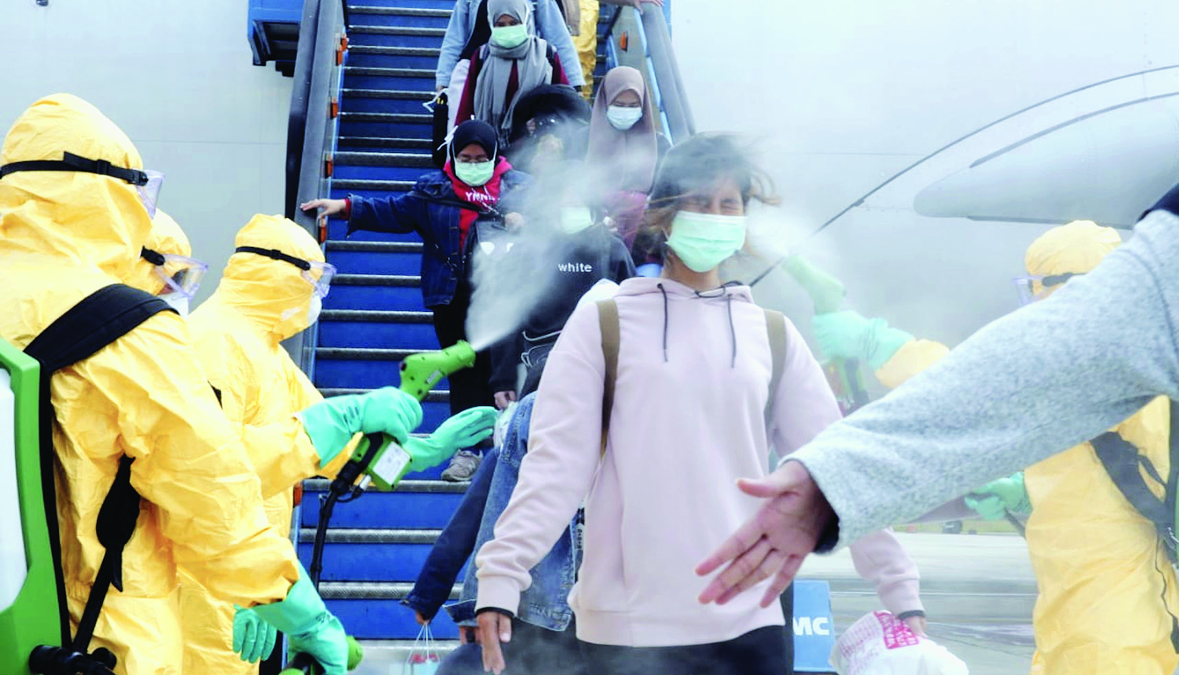 Petugas medis menyemprotkan cairan disinfektan kepada warga negara Indonesia (WNI) yang dievakuasi dari Wuhan, Tiongkok.