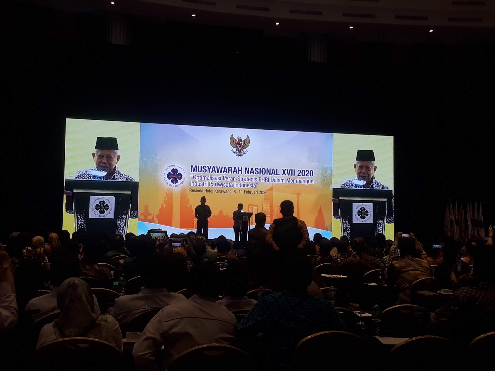 Wakil Presiden Ma'ruf Amin memberikan pidato dalam Musyawarah Nasional PHRI ke XVII di Karawang, Jawa Barat.