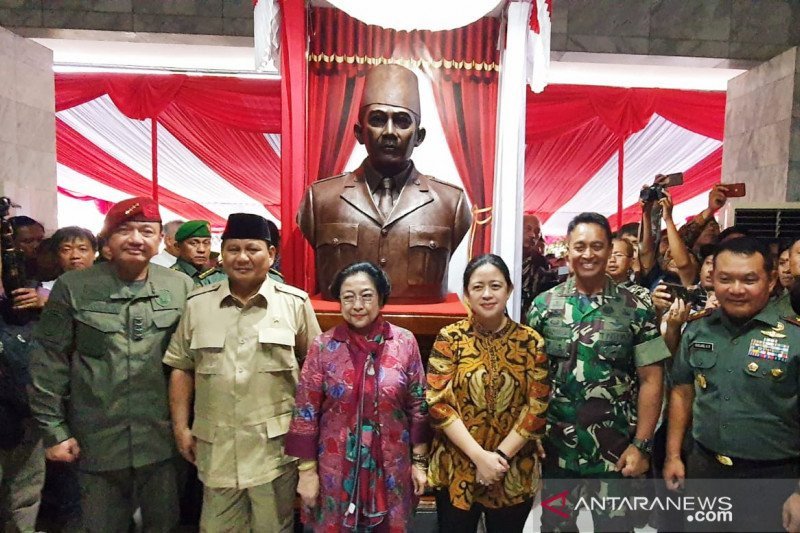 Presiden kelima Indonesia, Megawati Soekarnoputri didampingi Menhan Prabowo Subianto, dan Ketua DPR Puan Maharani.