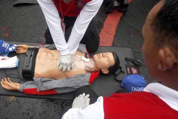 Sejumlah personel Tagana Madya melakukan simulasi penanganan korban bencana alam.