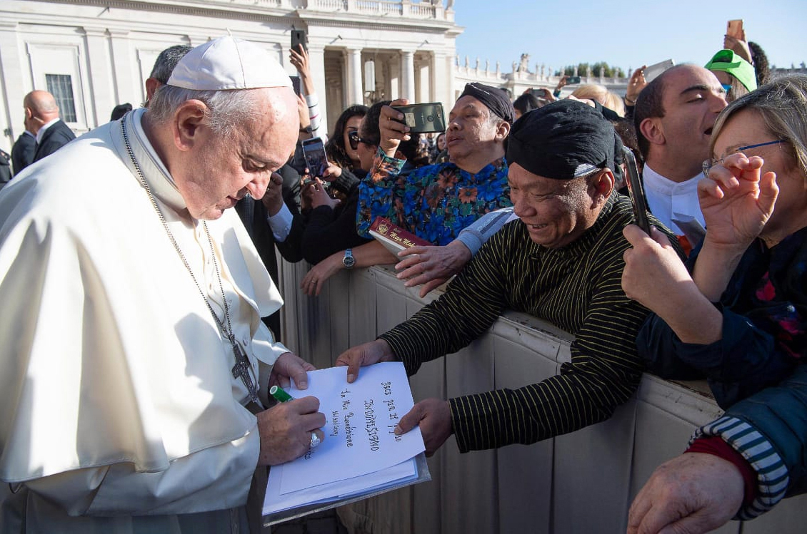 Paus Fransiskus menandatangani Berkat Damai untuk Bangsa Indonesia yang disodorkan oleh Ketua Gerakan Ekayastra Unmada AM Putut Prabantoro.