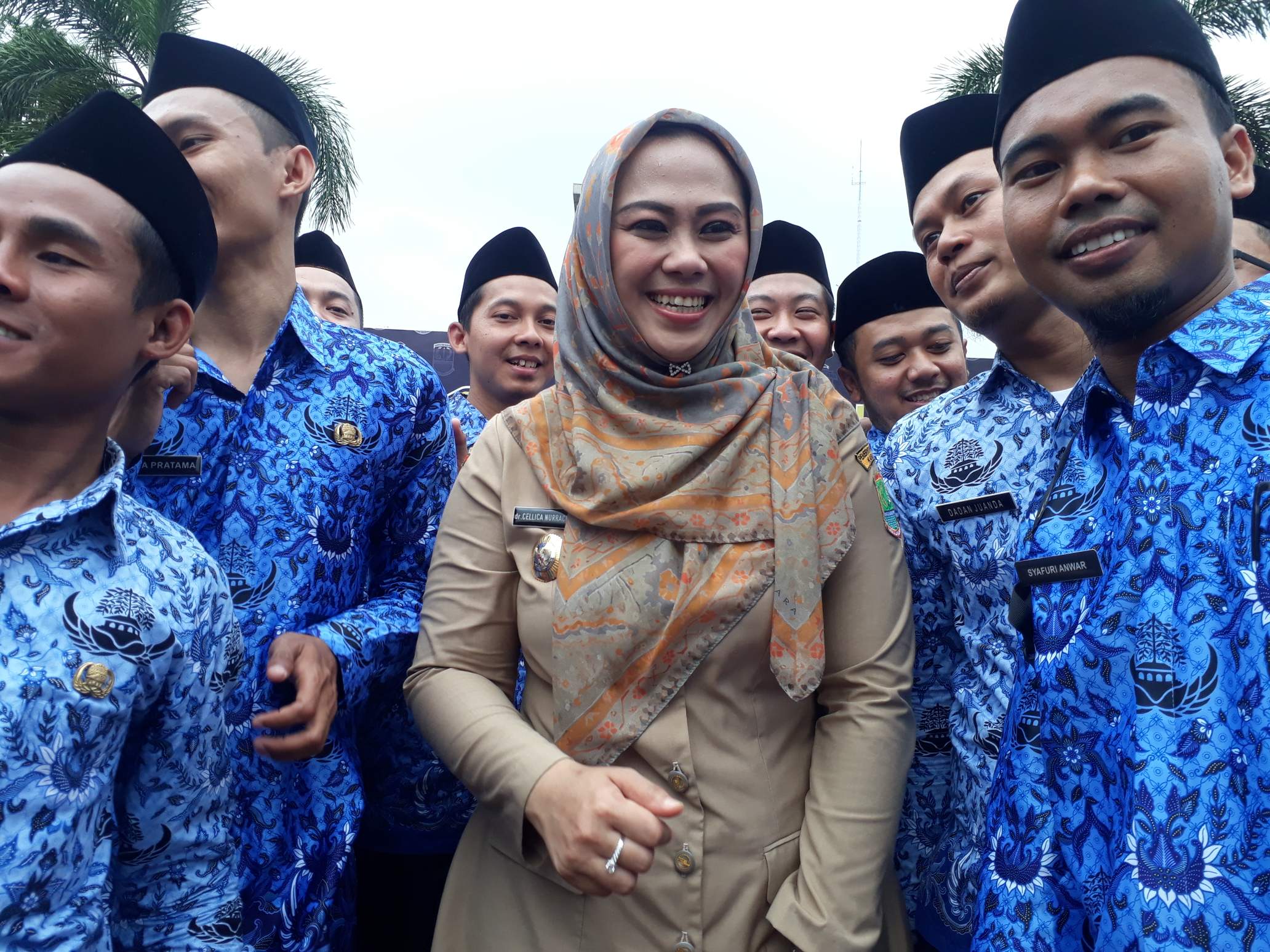 Bupati Karawang Cellica Nurrachadiana bersama ASN Karawang.