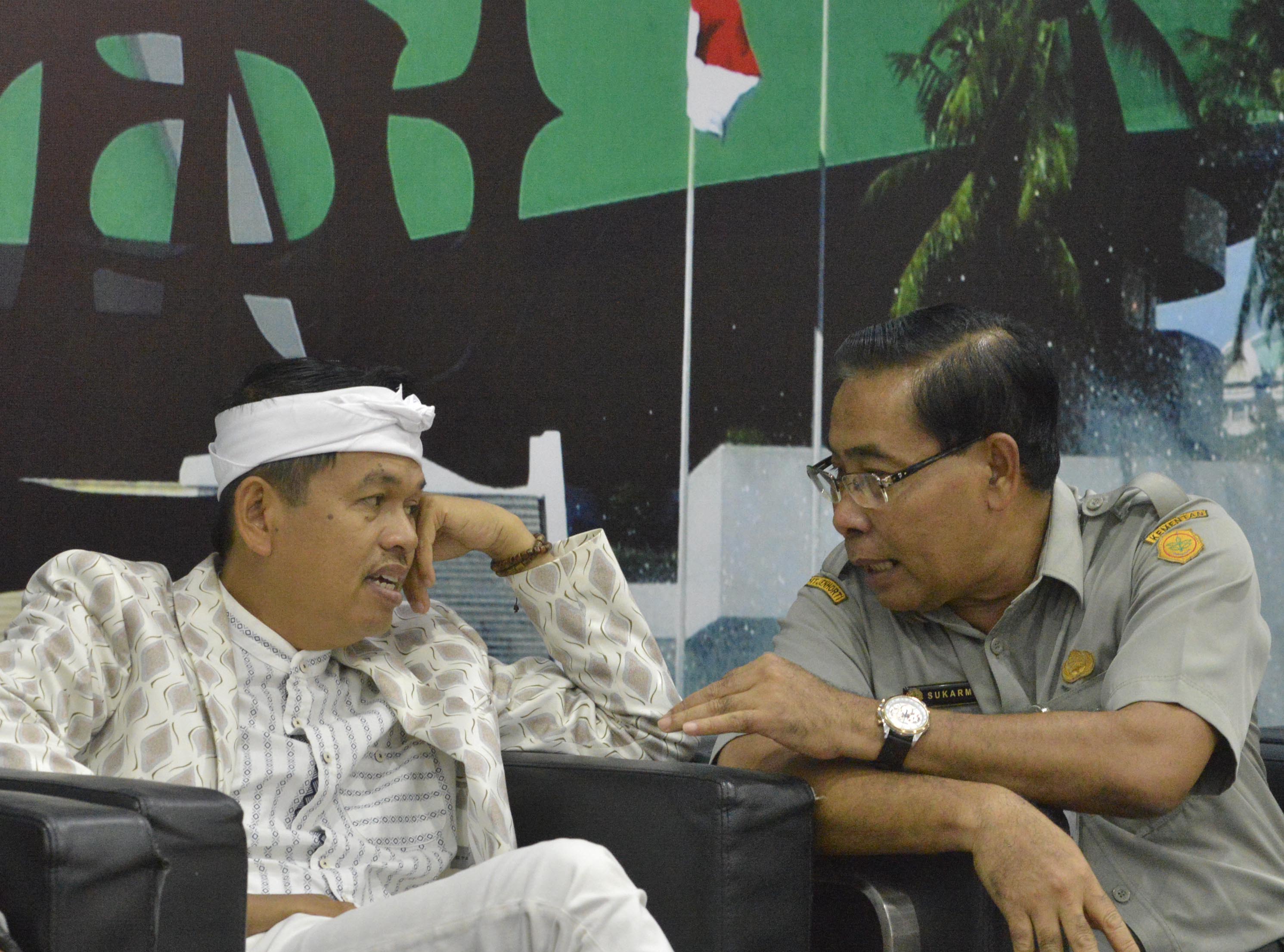 Wakil Ketua Komisi IV DPR Fraksi Partai Golkar Dedi Mulyadi (kiri) bersama dengan Direktur Perbenihan Hortikultura Kementan Sukarman (kanan