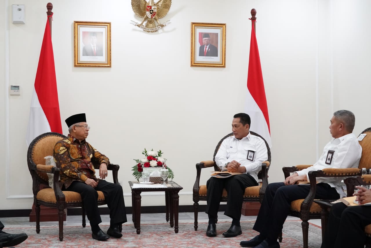 Ketua Kwartir Pramuka Budi Waseso (tengah) melakukan kunjungan ke Wakil Presiden Ma'ruf Amin di Jalan Medan Merdeka Utara, Jakarta, Selasa