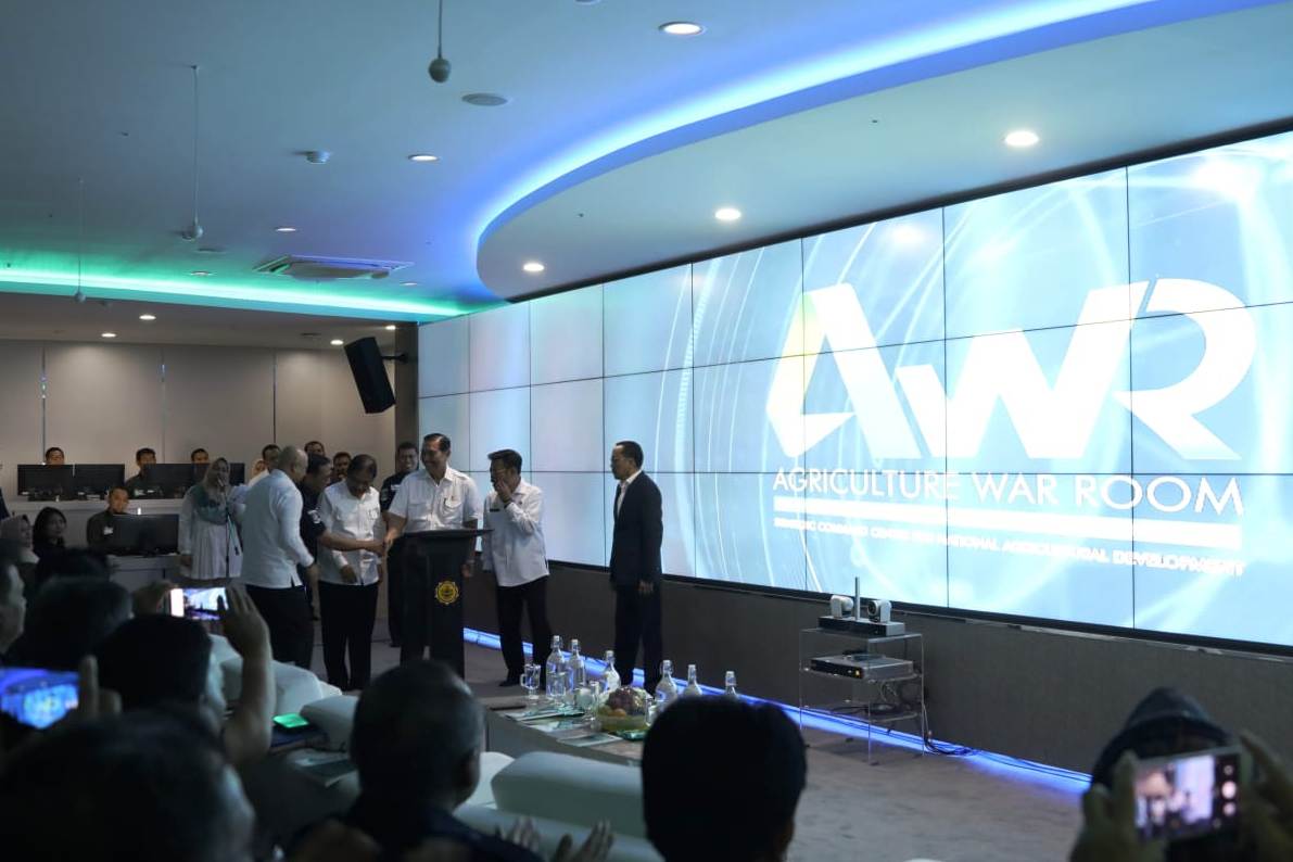 Mentan Syahrul Yasin Limpo (kedua dari kanan) meresmikan AWR bersama Menko Kemaritiman Luhut Binsar, Selasa (4/2).