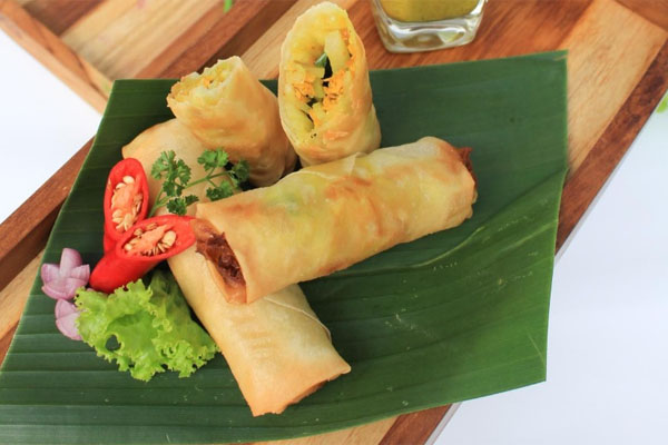 Pesonna Hotel Semarang menghadirkan Sensasi Lumpia Pesonna dan Jus Sehat.