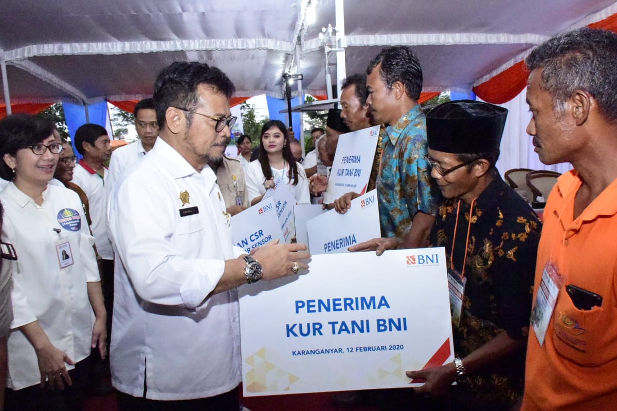 Mentan Syahrul menyerahkan KUR dari BNI kepada petani di Karanganyar, Jawa Tengah.