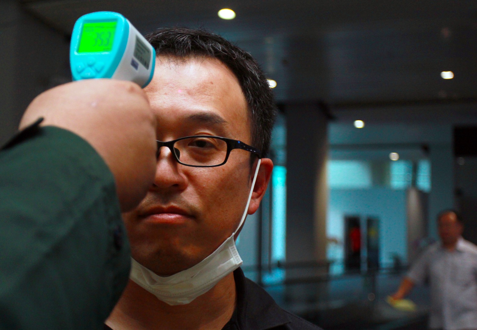 Petugas dari Kantor Kesehatan Pelabuhan (KKP) Klas 1 Soetta melakukan pemeriksaan suhu tubuh terkait pencegahan virus korona