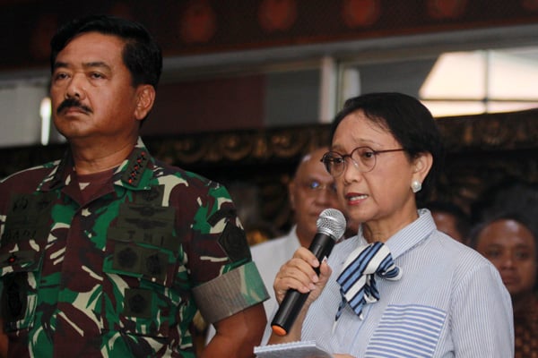 Menlu Retno Marsudi (kiri ) dan Panglima TNI Marsekal Hadi Tjahjanto (kiri) saat jumpa pers tentang evakuasi WNI dari Wuhan, Tiongkok. 