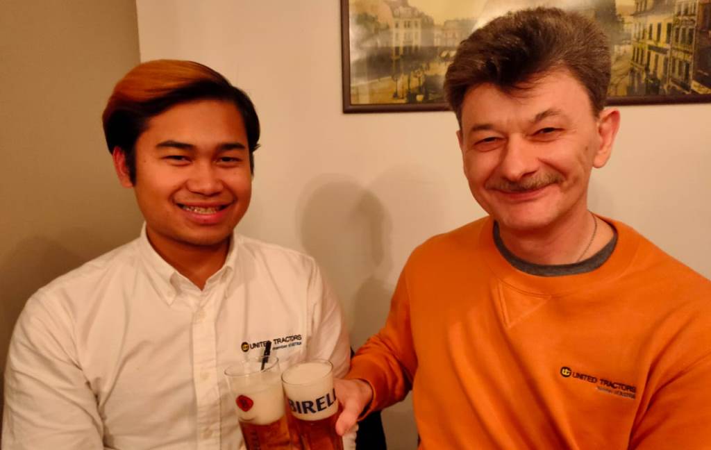 Novendra Priasmoro merayakan pencapaian GM bersama pelatih GM Kovalev di Liberec, Republik Ceko. 