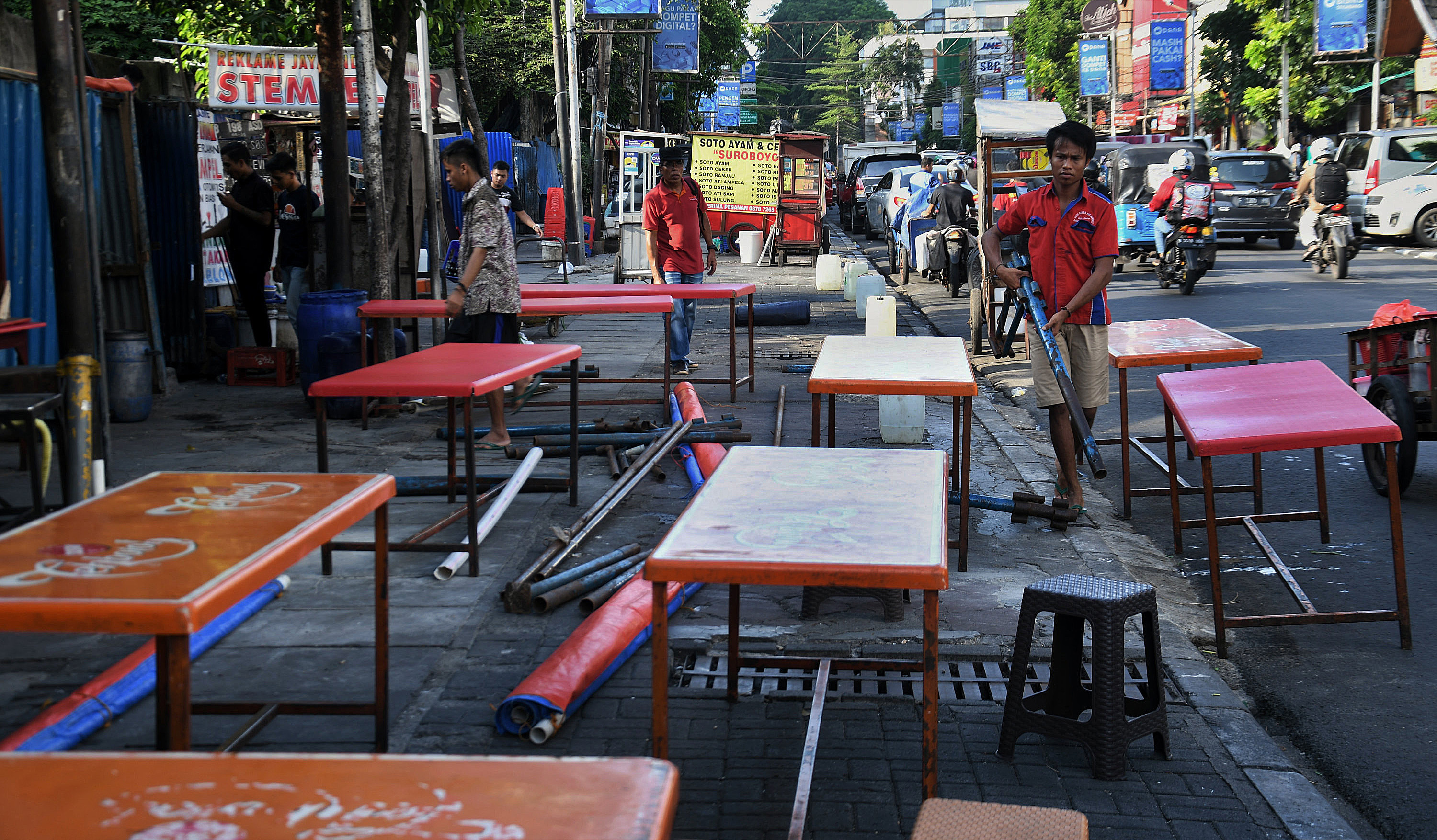 PKL berjualan di trotoar