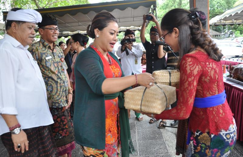 Bupati Tabanan Ni Putu Eka Wiryastuti (tengah)dalam acara makan babi guling di depan Kantor Bupati Tabanan, Tabanan, Bali.