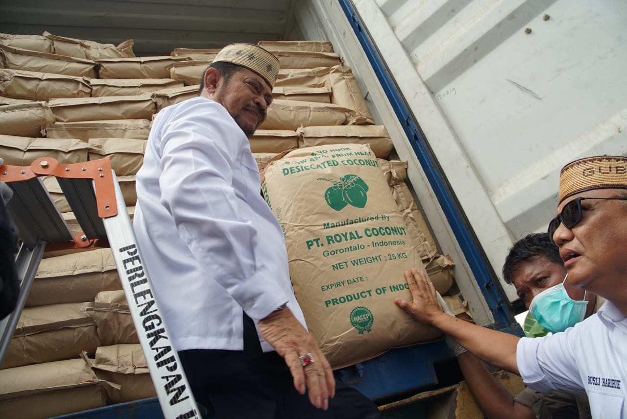 Mentan Syahrul Yasin Limpo memeriksa komoditas ekspor tepung kelapa.