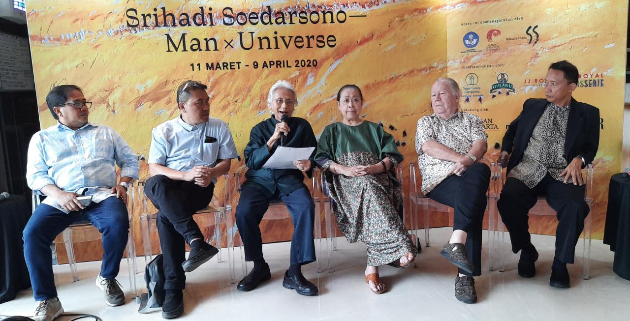 Perupa Srihadi Soedarsono berbicara pada konferensi pers, di Jakarta, Rabu (26/2). 