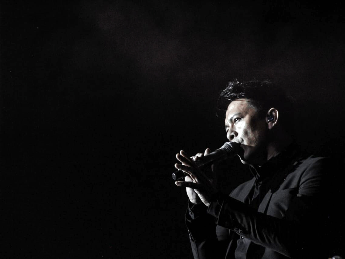 Vokalis band Noah, Ariel, saat tampil di panggung Love Festival 2020, Istora Senayan, Jakarta, Jumat (21/2). 