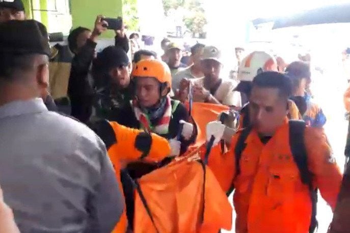 Tim SAR membawa satu jenazah korban hanyut di Puskesmas Turi Sleman, Sabtu (22/2).