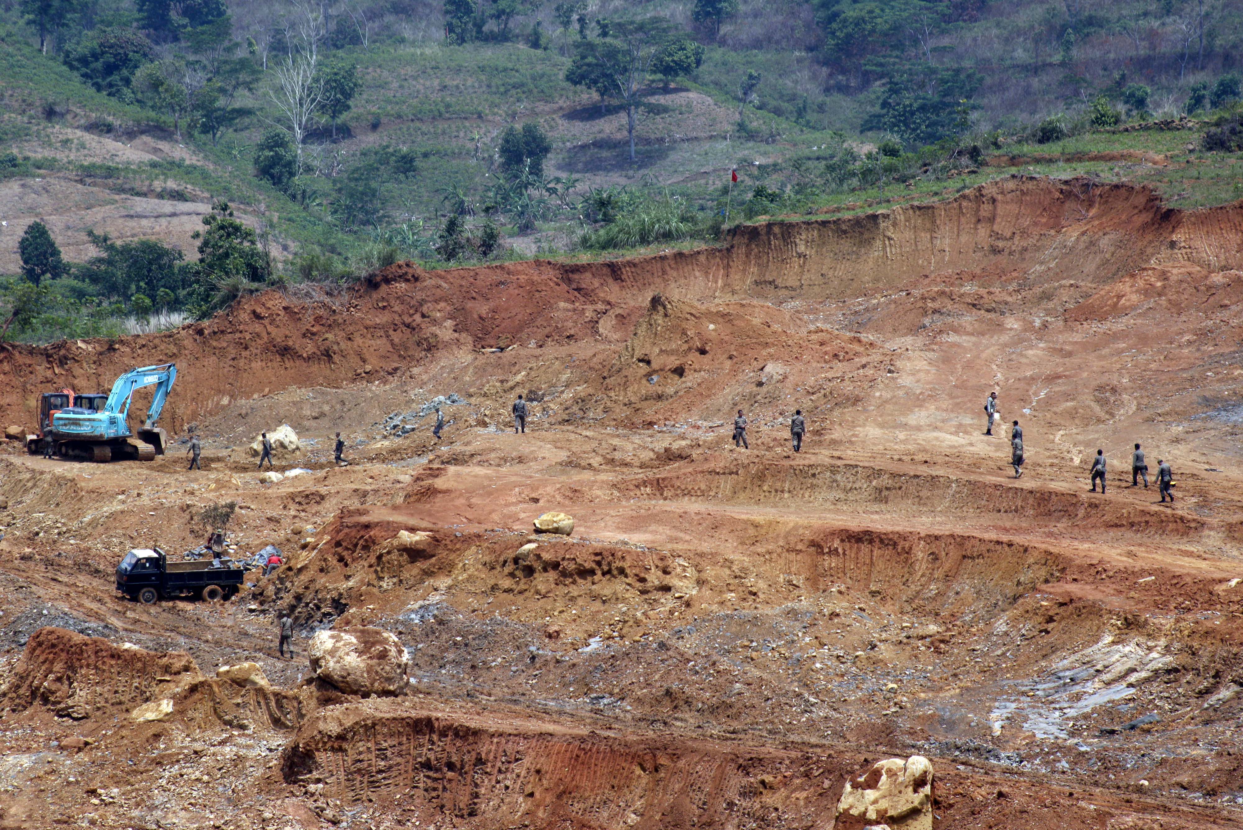 Petugas Sat Pol PP Kabupaten Bogor menertibkan tambang galian C ilegal di Bukit Hambalang, Kabupaten Bogor, Jawa Barat.