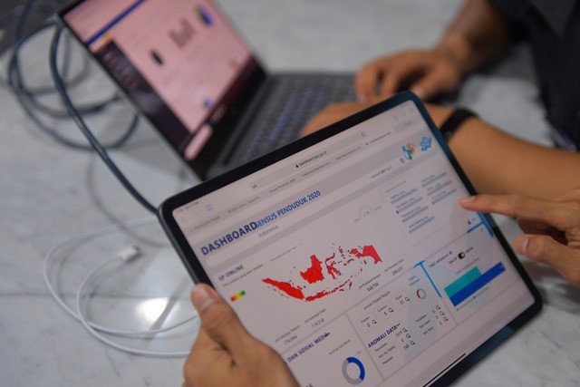 Petugas mengamati pergerakan sensus penduduk secara online di ruang kendali eksekutif sensus penduduk Kantor Badan Pusat Statistik Jakarta.