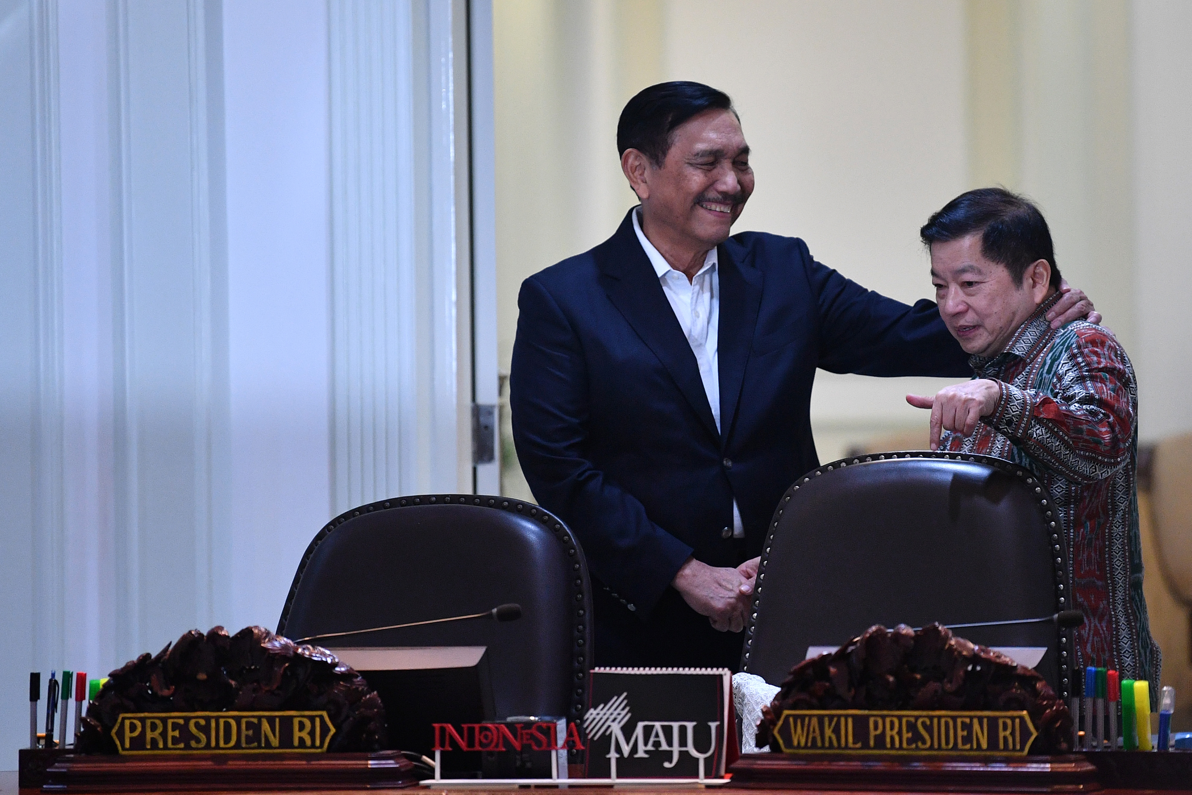 Menko Bidang Kemaritiman dan Investasi Luhut Binsar Panjaitan (kiri) berbincang dengan Menteri PPN/Kepala Bappenas Suharso Monoarfa. 