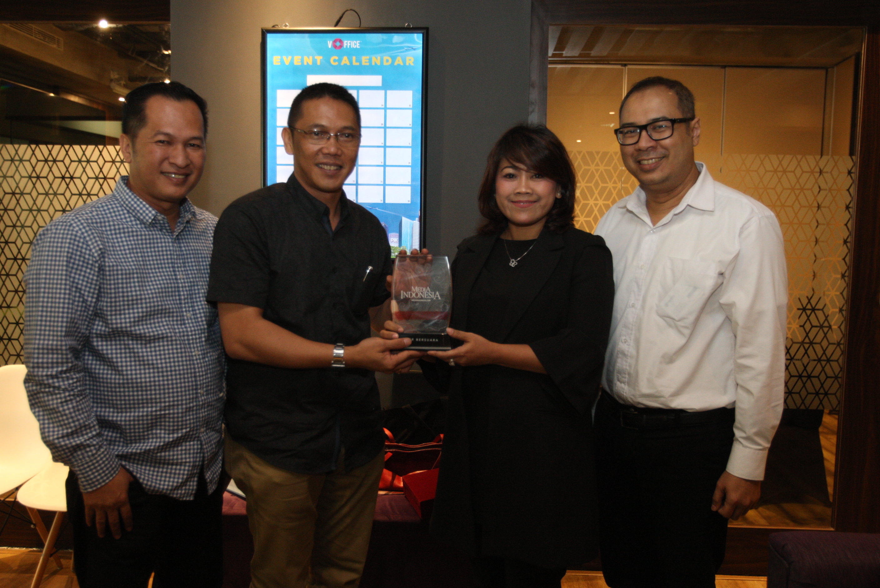 Kepala Bidang Kelembagaan dan Humas AFPITumbur Pardede bertukar cideramata dengan Direktur Pengembangan Bisnis MI Shanty Nurpatria 